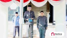 Bupati Pamekasan, KH. Kholilurrahman, bertindak sebagai inspektur upacara.