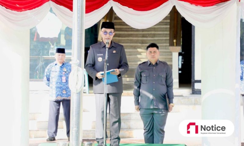 Bupati Pamekasan, KH. Kholilurrahman, bertindak sebagai inspektur upacara.