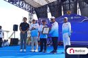 Bupati Pamekasan, KH. Kholilurrahman saat menerima penghargaan Rekor MURI.