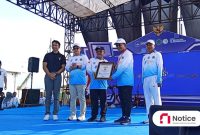 Bupati Pamekasan, KH. Kholilurrahman saat menerima penghargaan Rekor MURI.