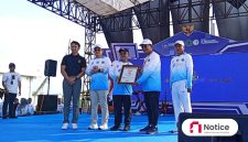 Bupati Pamekasan, KH. Kholilurrahman saat menerima penghargaan Rekor MURI.