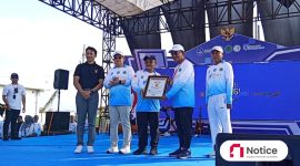 Bupati Pamekasan, KH. Kholilurrahman saat menerima penghargaan Rekor MURI.