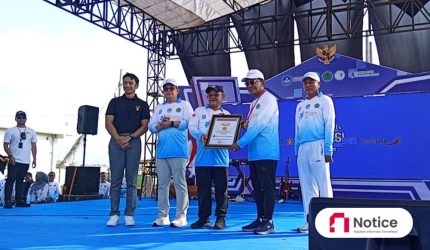 Bupati Pamekasan, KH. Kholilurrahman saat menerima penghargaan Rekor MURI.
