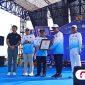 Bupati Pamekasan, KH. Kholilurrahman saat menerima penghargaan Rekor MURI.