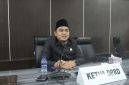 Keterangan foto: Ketua DPRD Pamekasan, Ali Masykur, saat diwawancarai di Ruang Paripurna