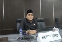 Keterangan foto: Ketua DPRD Pamekasan, Ali Masykur, saat diwawancarai di Ruang Paripurna