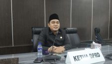 Keterangan foto: Ketua DPRD Pamekasan, Ali Masykur, saat diwawancarai di Ruang Paripurna