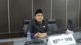 Keterangan foto: Ketua DPRD Pamekasan, Ali Masykur, saat diwawancarai di Ruang Paripurna