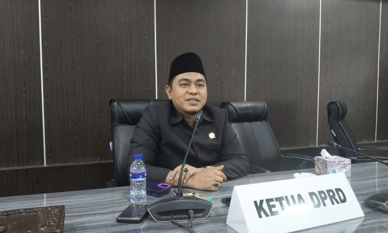 Keterangan foto: Ketua DPRD Pamekasan, Ali Masykur, saat diwawancarai di Ruang Paripurna