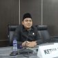 Keterangan foto: Ketua DPRD Pamekasan, Ali Masykur, saat diwawancarai di Ruang Paripurna