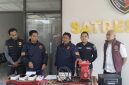 Kasatreskrim Polres Pamekasan, AKP Yoyok Hardiyanto, didampingi Kasi Humas Polres Pamekasan, saat menggelar konferensi pers