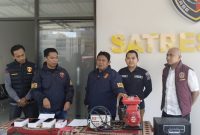 Kasatreskrim Polres Pamekasan, AKP Yoyok Hardiyanto, didampingi Kasi Humas Polres Pamekasan, saat menggelar konferensi pers
