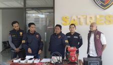 Kasatreskrim Polres Pamekasan, AKP Yoyok Hardiyanto, didampingi Kasi Humas Polres Pamekasan, saat menggelar konferensi pers