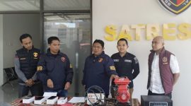 Kasatreskrim Polres Pamekasan, AKP Yoyok Hardiyanto, didampingi Kasi Humas Polres Pamekasan, saat menggelar konferensi pers