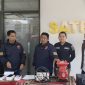 Kasatreskrim Polres Pamekasan, AKP Yoyok Hardiyanto, didampingi Kasi Humas Polres Pamekasan, saat menggelar konferensi pers
