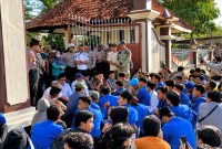 Ketua DPRD Pamekasan Ali Maskur saat berdiskusi dengan massa aksi