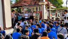 Ketua DPRD Pamekasan Ali Maskur saat berdiskusi dengan massa aksi