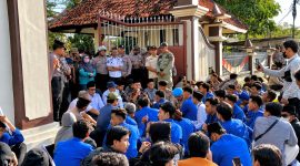 Ketua DPRD Pamekasan Ali Maskur saat berdiskusi dengan massa aksi