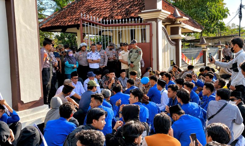 Ketua DPRD Pamekasan Ali Maskur saat berdiskusi dengan massa aksi