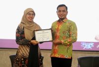 Wakil Ketua DPRD Pamekasan, H. Khairul Umam, saat menerima piagam penghargaan.