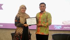 Wakil Ketua DPRD Pamekasan, H. Khairul Umam, saat menerima piagam penghargaan.