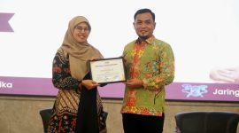 Wakil Ketua DPRD Pamekasan, H. Khairul Umam, saat menerima piagam penghargaan.