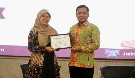 Wakil Ketua DPRD Pamekasan, H. Khairul Umam, saat menerima piagam penghargaan.