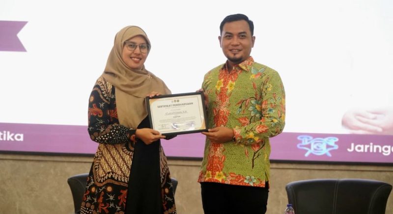 Wakil Ketua DPRD Pamekasan, H. Khairul Umam, saat menerima piagam penghargaan.