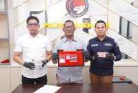 Kasatnarkoba Pamekasan AKP Suyanto memperlihatkan barang bukti berupa sabu dan uang tunai.