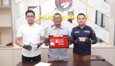 Kasatnarkoba Pamekasan AKP Suyanto memperlihatkan barang bukti berupa sabu dan uang tunai.