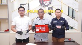 Kasatnarkoba Pamekasan AKP Suyanto memperlihatkan barang bukti berupa sabu dan uang tunai.