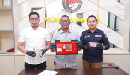 Kasatnarkoba Pamekasan AKP Suyanto memperlihatkan barang bukti berupa sabu dan uang tunai.