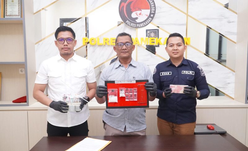 Kasatnarkoba Pamekasan AKP Suyanto memperlihatkan barang bukti berupa sabu dan uang tunai.