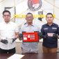 Kasatnarkoba Pamekasan AKP Suyanto memperlihatkan barang bukti berupa sabu dan uang tunai.
