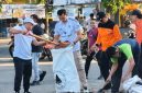 Wakil Bupati Pamekasan H. Sukriyanto bersama jajaran OPD memimpin aksi gotong royong massal dalam program Pamekasan Bersih di kawasan Terminal Lama Lawangan Daya.