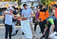Wakil Bupati Pamekasan H. Sukriyanto bersama jajaran OPD memimpin aksi gotong royong massal dalam program Pamekasan Bersih di kawasan Terminal Lama Lawangan Daya.