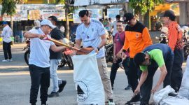 Wakil Bupati Pamekasan H. Sukriyanto bersama jajaran OPD memimpin aksi gotong royong massal dalam program Pamekasan Bersih di kawasan Terminal Lama Lawangan Daya.