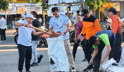 Wakil Bupati Pamekasan H. Sukriyanto bersama jajaran OPD memimpin aksi gotong royong massal dalam program Pamekasan Bersih di kawasan Terminal Lama Lawangan Daya.