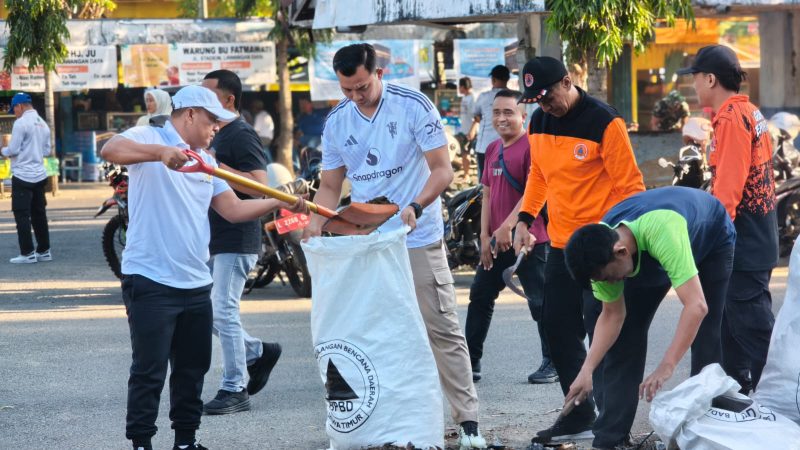 Wakil Bupati Pamekasan H. Sukriyanto bersama jajaran OPD memimpin aksi gotong royong massal dalam program Pamekasan Bersih di kawasan Terminal Lama Lawangan Daya.