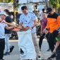 Wakil Bupati Pamekasan H. Sukriyanto bersama jajaran OPD memimpin aksi gotong royong massal dalam program Pamekasan Bersih di kawasan Terminal Lama Lawangan Daya.