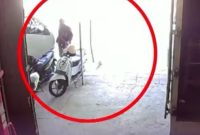 Keterangan foto: Aksi Curanmor di kawasan Ruko Teja, Kabupaten Pamekasan tertangkap cctv.