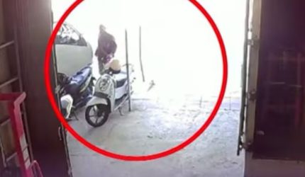 Keterangan foto: Aksi Curanmor di kawasan Ruko Teja, Kabupaten Pamekasan tertangkap cctv.