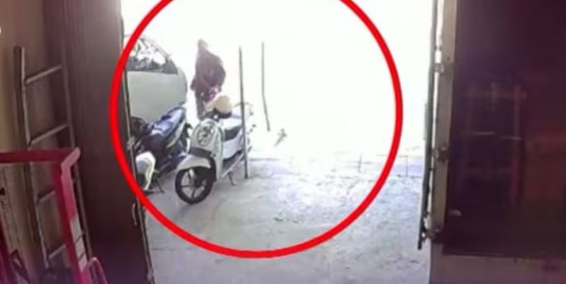Keterangan foto: Aksi Curanmor di kawasan Ruko Teja, Kabupaten Pamekasan tertangkap cctv.