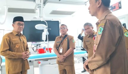 Bupati Pamekasan, KH. Kholilurrahman, saat melakukan inspeksi mendadak (sidak) ke RSUD dr. Slamet Martodirdjo (Smart) Pamekasan.