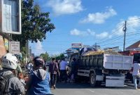 Penampakan mobil dump truck yang terlibat laka lantas.