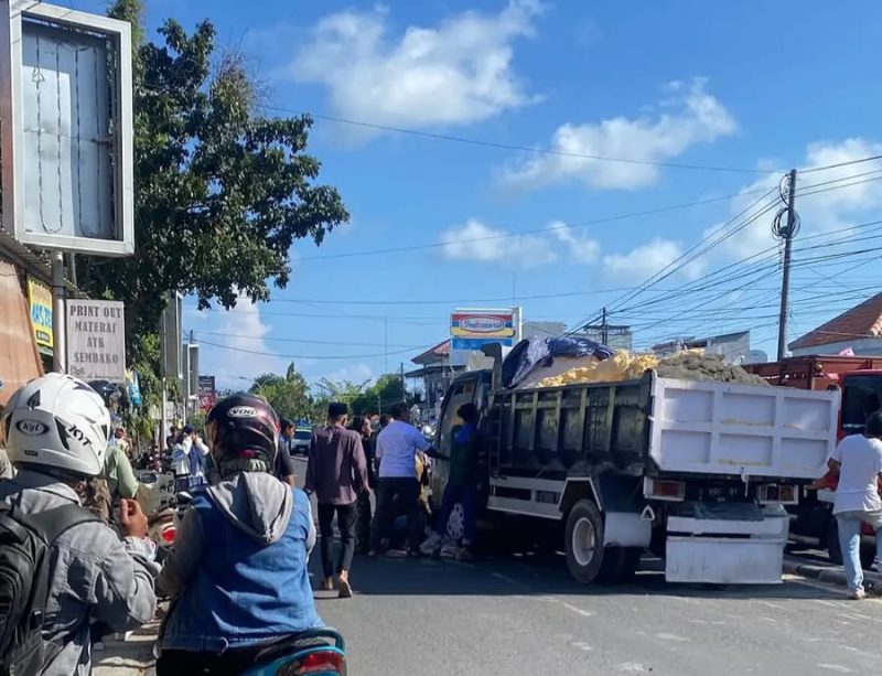 Penampakan mobil dump truck yang terlibat laka lantas.