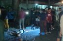 Dua Pemuda terkapar di jalan raya usai terlibat laka maut. 