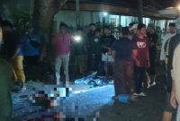 Dua Pemuda terkapar di jalan raya usai terlibat laka maut. 