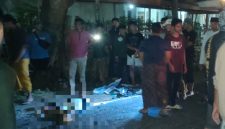 Dua Pemuda terkapar di jalan raya usai terlibat laka maut. 