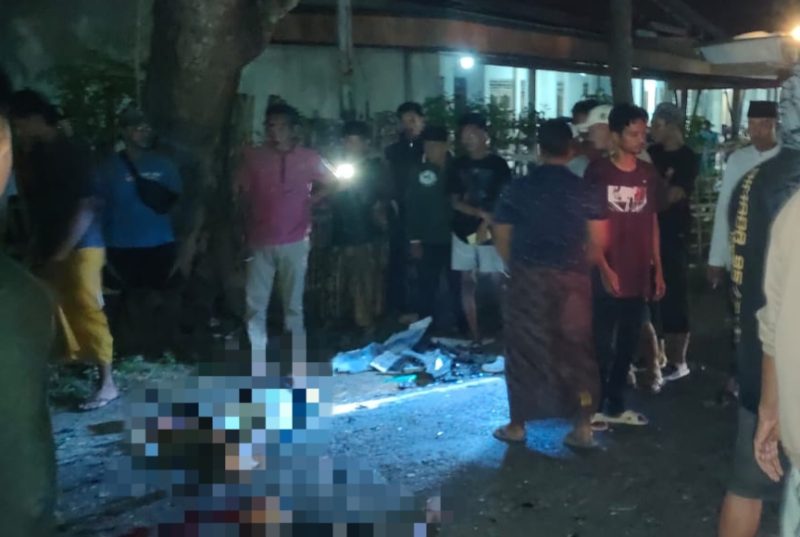 Dua Pemuda terkapar di jalan raya usai terlibat laka maut. 